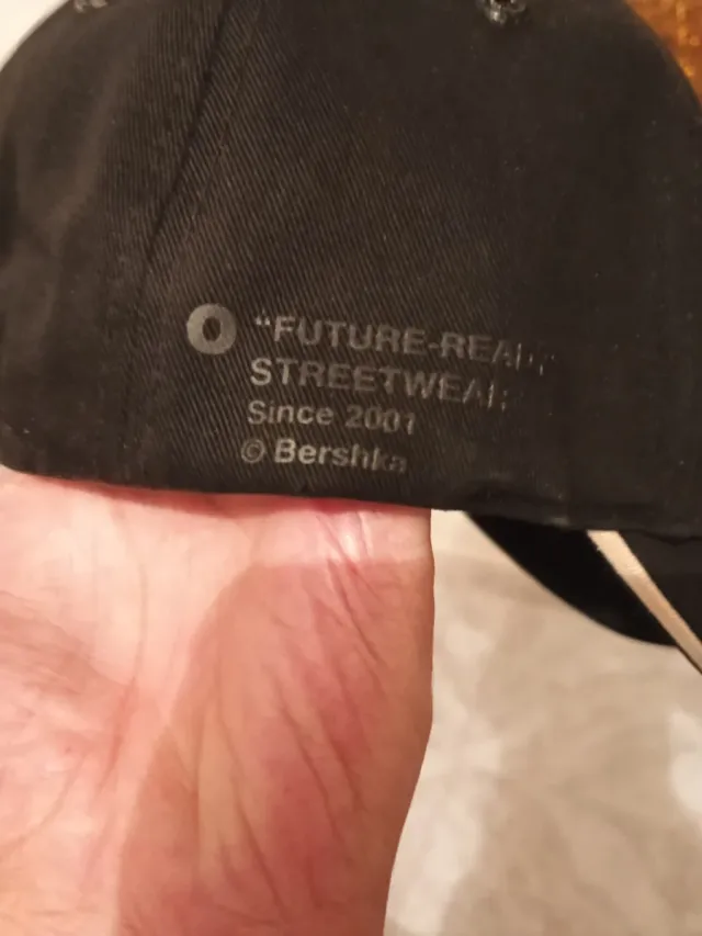 Gorra negra Bershka