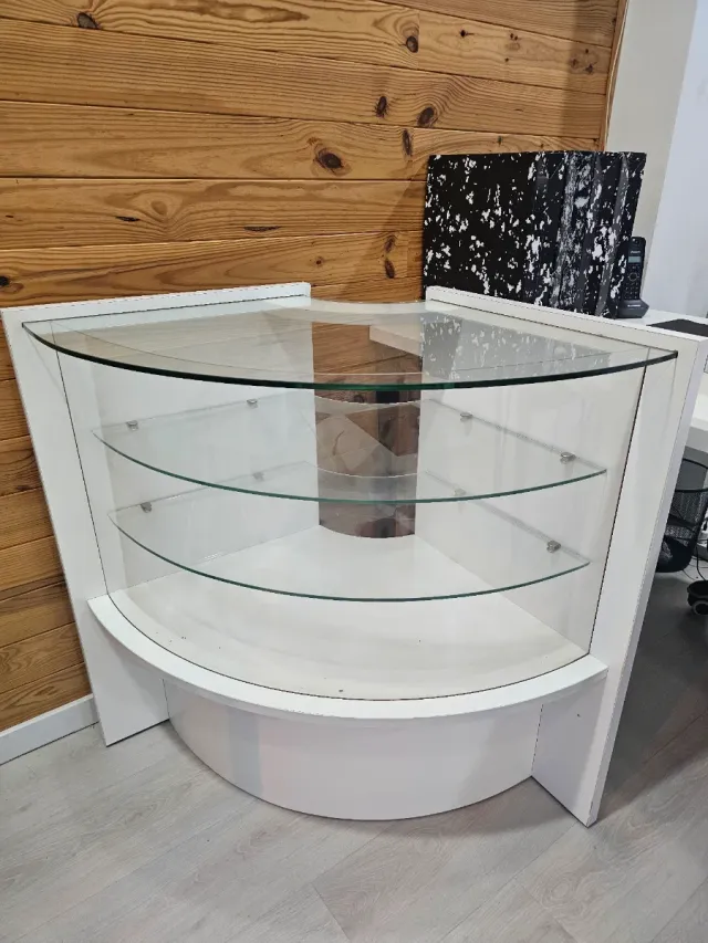 Vitrina de publicidad. cristal y madera