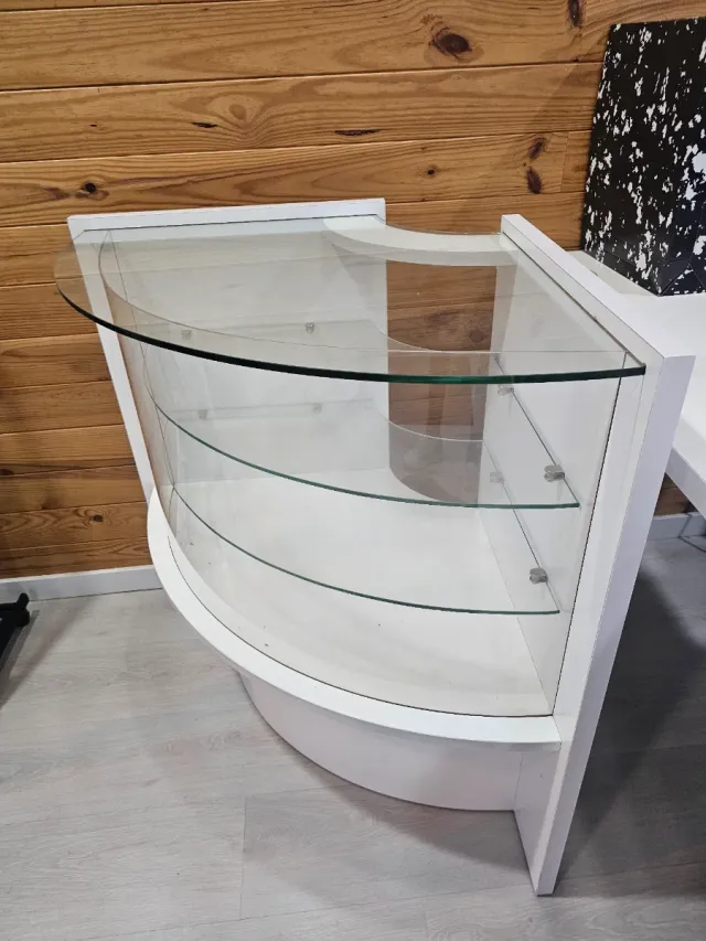 Vitrina de publicidad. cristal y madera