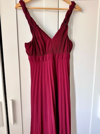 Vestido midi plisado Zara burdeos