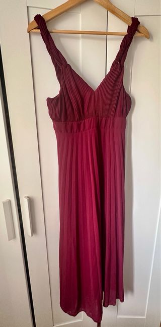 Vestido midi plisado Zara burdeos
