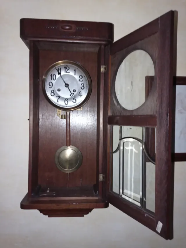 Orologio a pendolo in legno