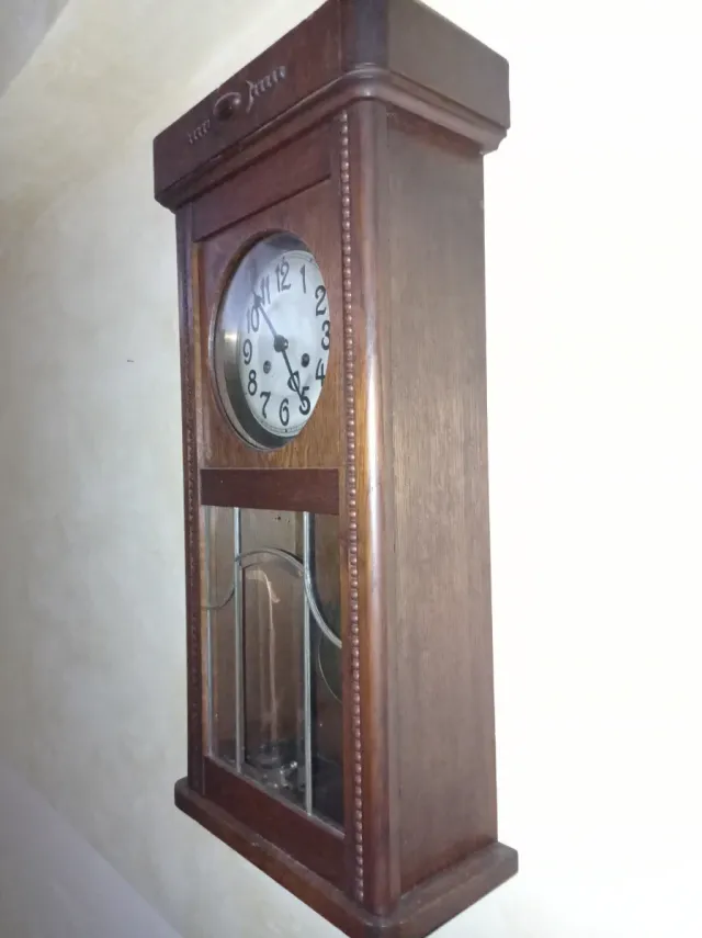 Orologio a pendolo in legno