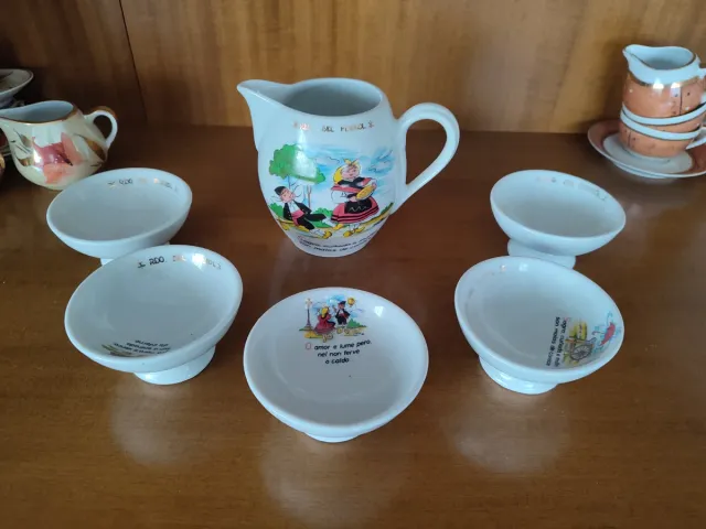 Jarro y vasos de cerámica conmemorativo de Ferrol