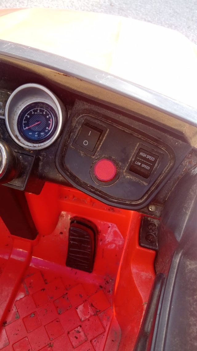 Cochecito eléctrico infantil