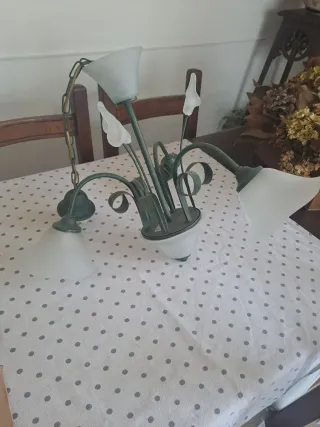 Lampadario floreale in metallo e vetro