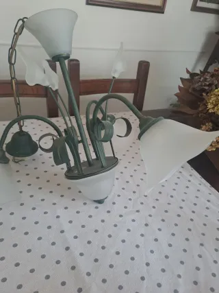 Lampadario floreale in metallo e vetro