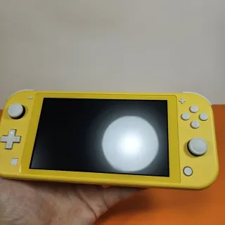 Nintendo Switch Lite Giallo con scatola