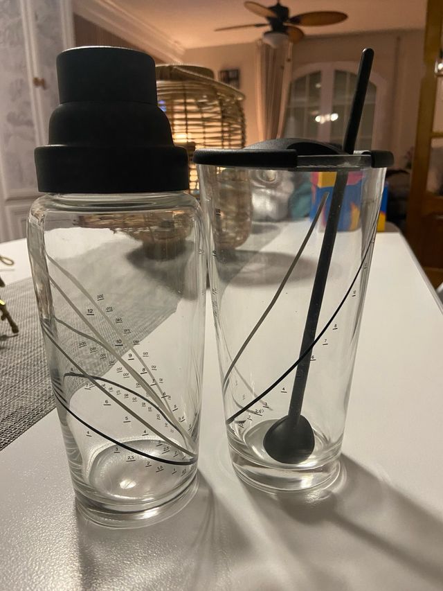 Coctelera de cristal con medidor