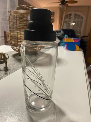 Coctelera de cristal con medidor