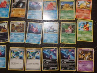 Lotto con molte carte Pokémon