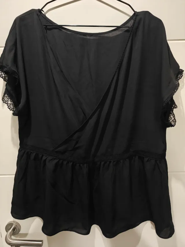 Blusa negra con encaje