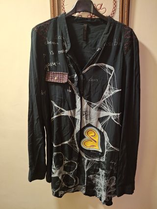 Blusa Desigual negra con estampado No hago envio