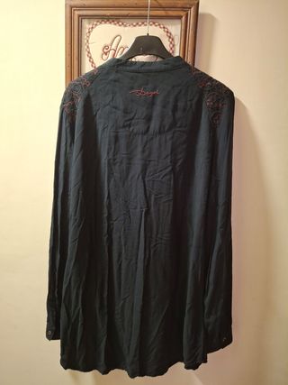 Blusa Desigual negra con estampado No hago envio
