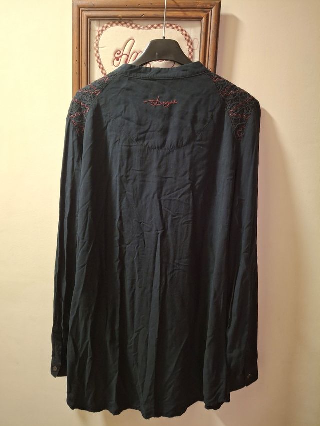 Blusa Desigual negra con estampado No hago envio