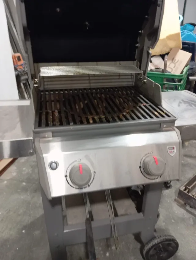 Barbacoa ,bombona ,cepillo más pinzas,marca Weber