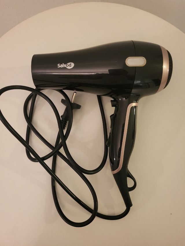 Secador de pelo Saivod negro y dorado