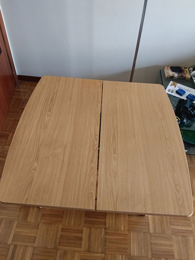 Mesa de madera con cajón