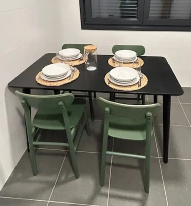 Mesa negra y 4 sillas verdes