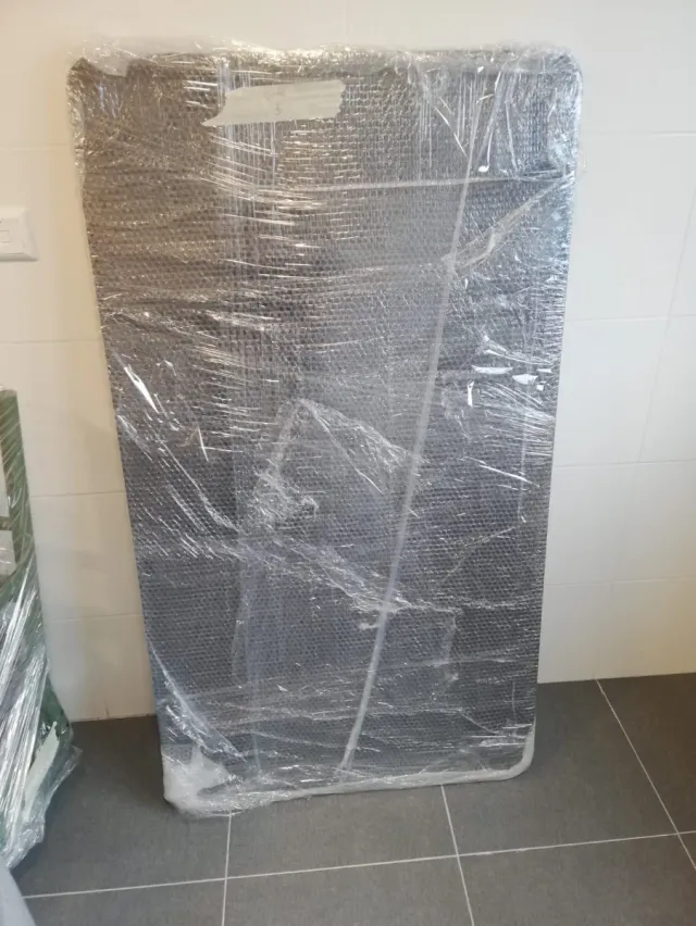 Mesa negra y 4 sillas verdes