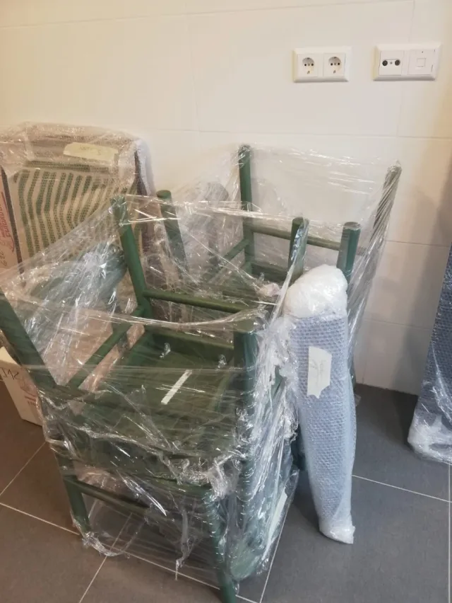 Mesa negra y 4 sillas verdes