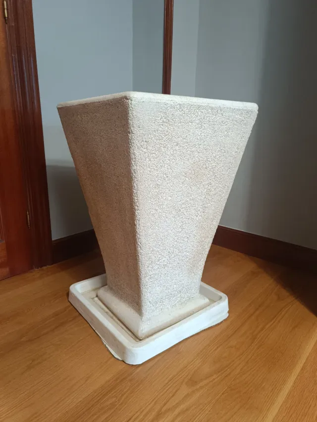 Macetero de piedra con base