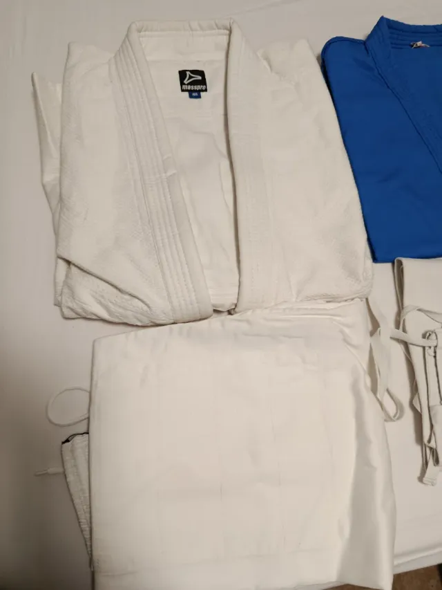 Lote kimonos artes marciales