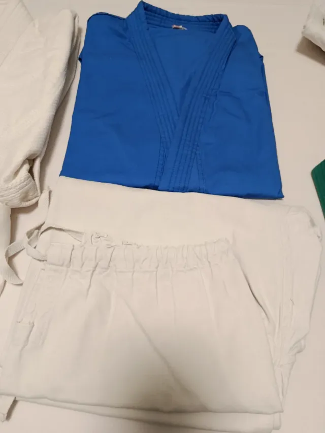 Lote kimonos artes marciales