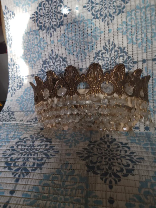 Farol de metal dorado con cristales