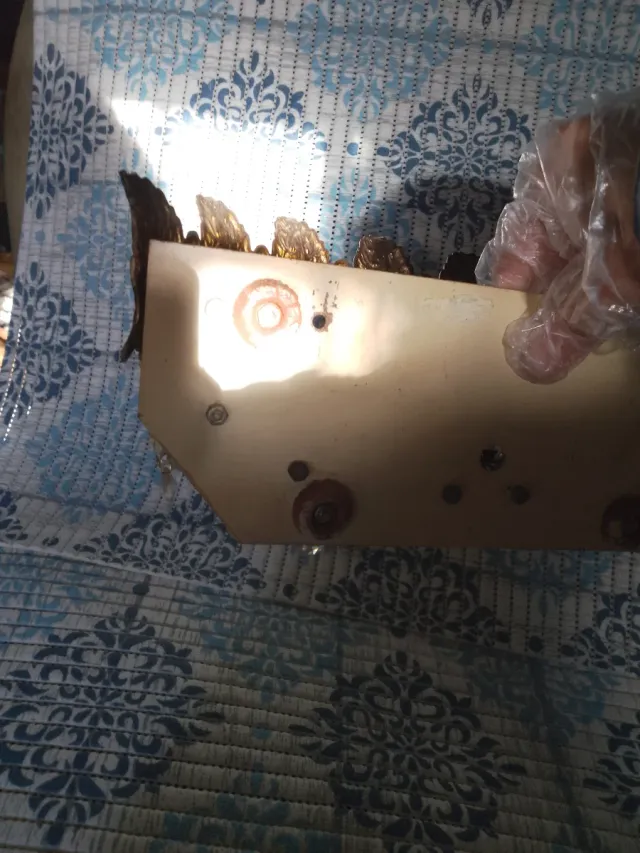 Farol de metal dorado con cristales