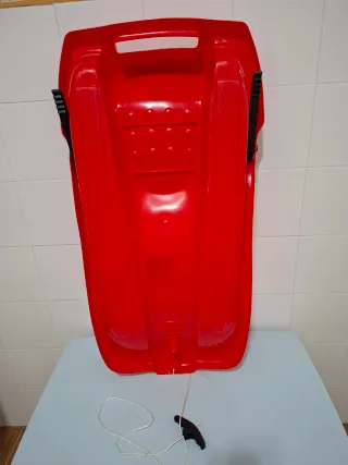 Trineo de nieve rojo