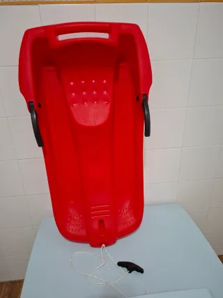 Trineo de nieve rojo