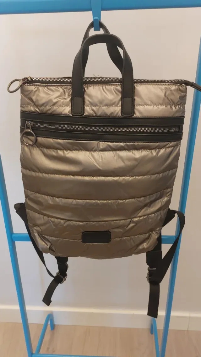 Mochila acolchada verde oliva metalizada y negra