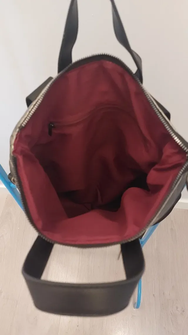 Mochila acolchada verde oliva metalizada y negra