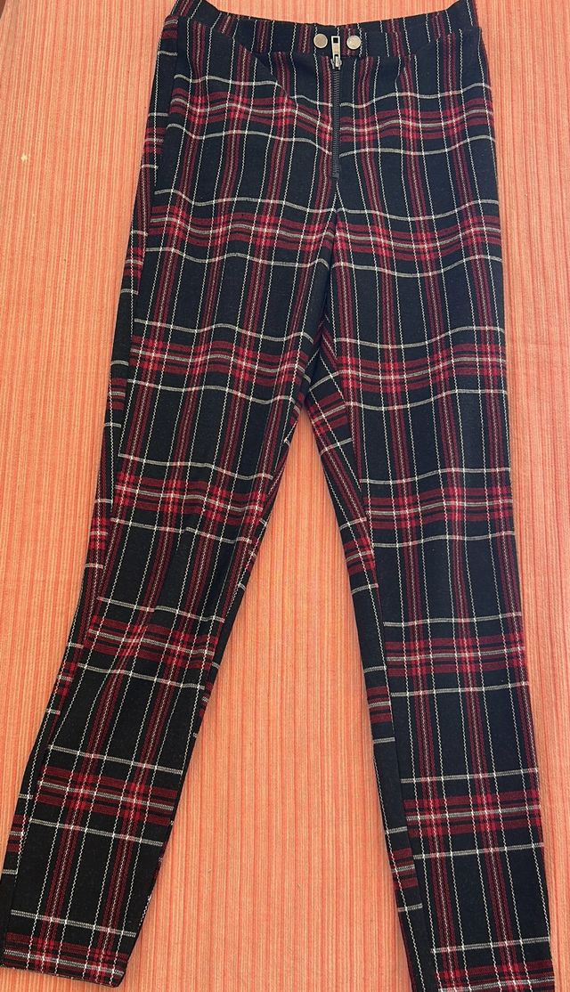 Pantalones de cuadros rojos y negros