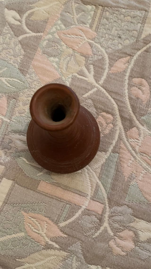 Jarrón pequeño de arcilla artesanal