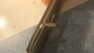 Cartera Michael Kors Negra y Dorada