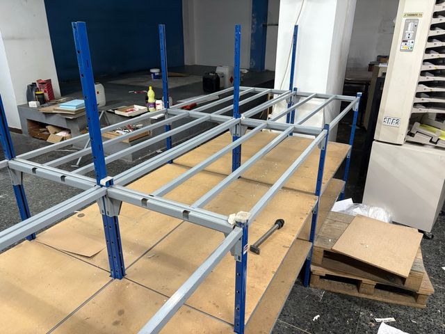 Estantería industrial metálica y madera