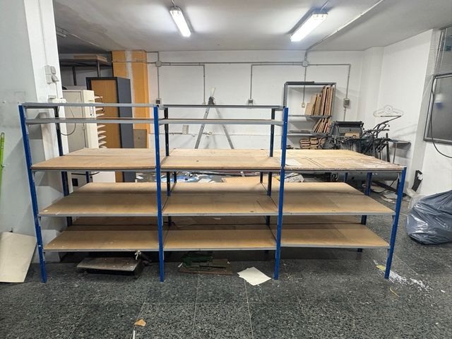 Estantería industrial metálica y madera