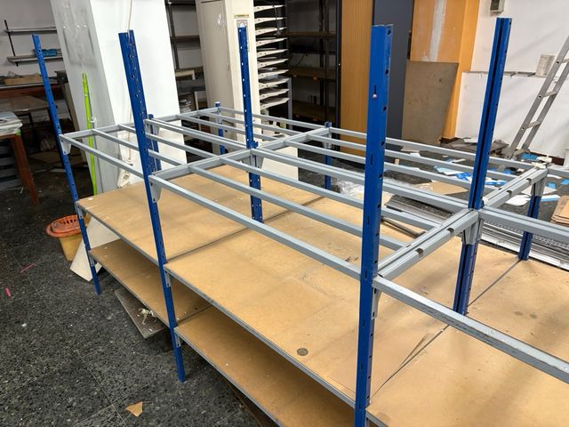 Estantería industrial metálica y madera