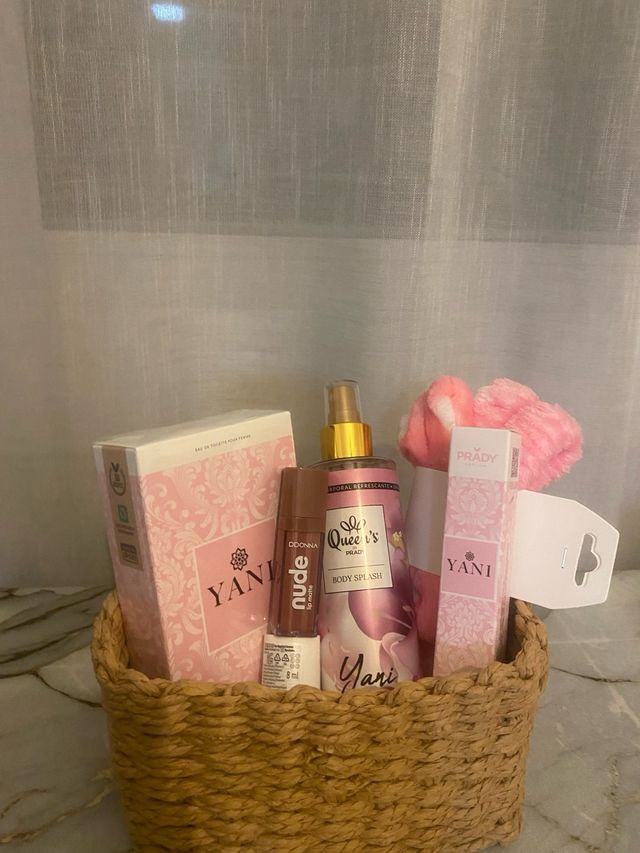Cesta de regalo Yani con productos de belleza