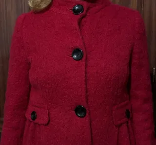 Abrigo rojo diseño
