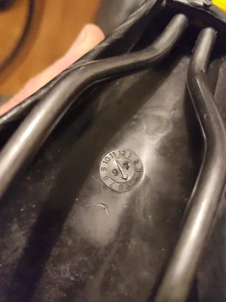 Sillín de bicicleta negro y amarillo