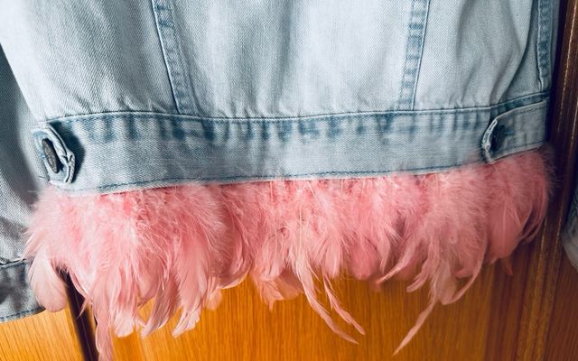 Chaqueta vaquera Lemaille con plumas rosas
