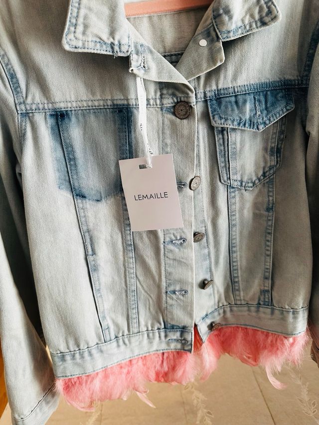 Chaqueta vaquera Lemaille con plumas rosas