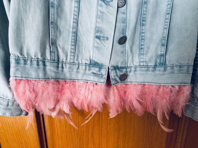 Chaqueta vaquera Lemaille con plumas rosas