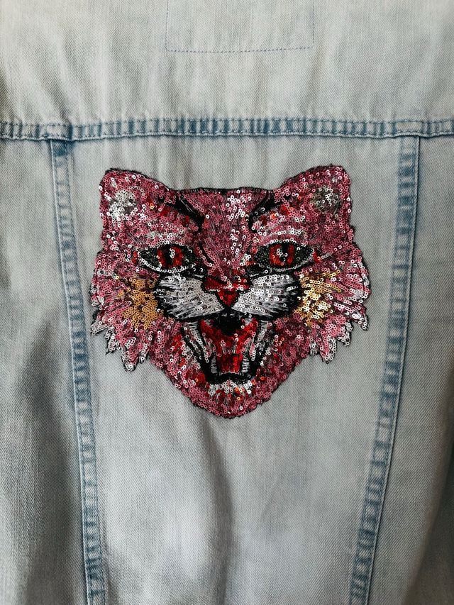 Chaqueta vaquera Lemaille con plumas rosas