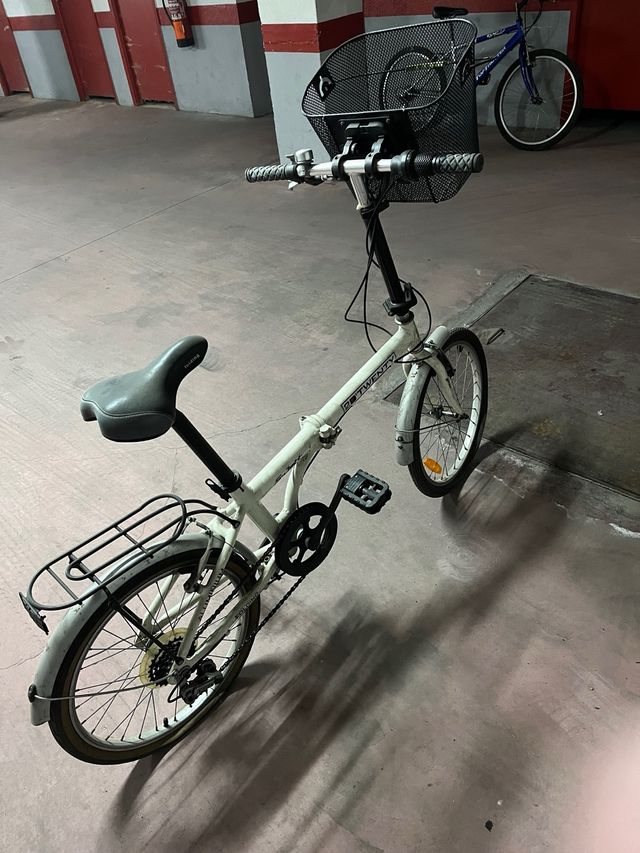 Bicicleta plegable blanca con cesta