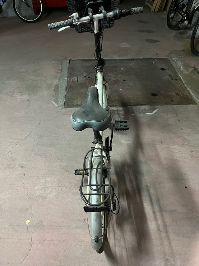 Bicicleta plegable blanca con cesta