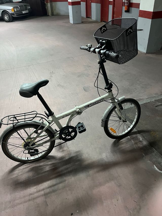 Bicicleta plegable blanca con cesta